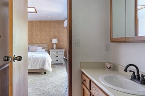 Bathroom - Outdoor Sauna, EV Charger, King beds, Nature trail, A/C (Mi-Wuk Village)