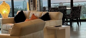 Exquisite Penthouse with City view overlooking the Lake and Port Phillip Bay