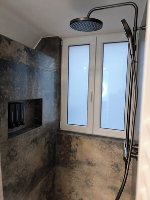 Shower, hair dryer, towels, soap - Vacation apartment Kampić "Hirsch&Heimat" (Rottweil)