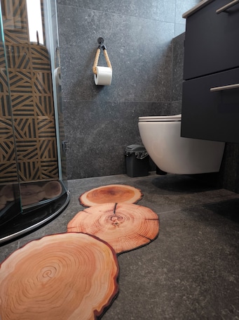 Hair dryer, towels, soap, toilet paper. Vacation apartment Kampić "Turmblick"