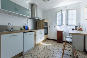 Refrigerador, microondas, horno y lavavajillas 