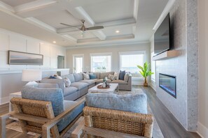 Living area - Arcade Games - Steps to Beach - Child & Dog Friendly (Oak Island)