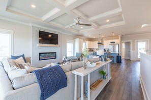 Living area - Arcade Games - Steps to Beach - Child & Dog Friendly (Oak Island)