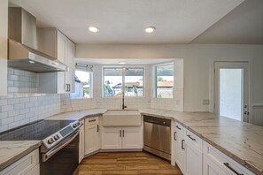 Fridge, oven, stovetop, dishwasher - Enjoy a spacious home for relaxing—pet friendly and comfortable! (Mesa)