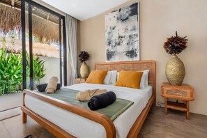 Une chambre moderne avec un lit, une grande fenêtre et une vue sur la verdure.