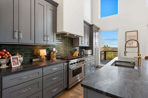 Fridge, microwave, oven, stovetop - 🌄 Blue Ridge Mountain Escape | Scenic Mountain Getaway, Hot Tub & Game Room (Blue Ridge)