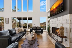 Smart TV, fireplace - 🌄 Blue Ridge Mountain Escape | Scenic Mountain Getaway, Hot Tub & Game Room (Blue Ridge)