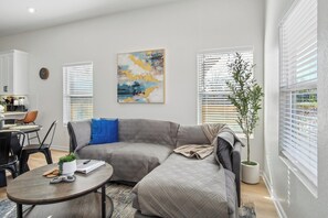 อพาร์ทเมนท์ (2 Bedrooms) | ห้องนั่งเล่น | ทีวี 50 นิ้ว พร้อมช่องดิจิตอล