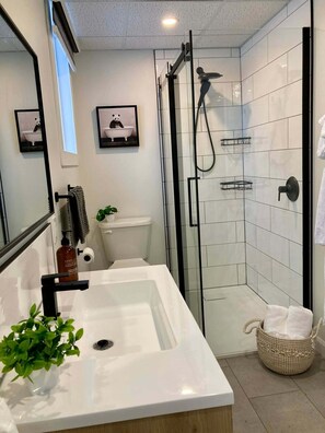Shower, hair dryer, towels, soap - Large, modern and comfortable private room (Rimouski)