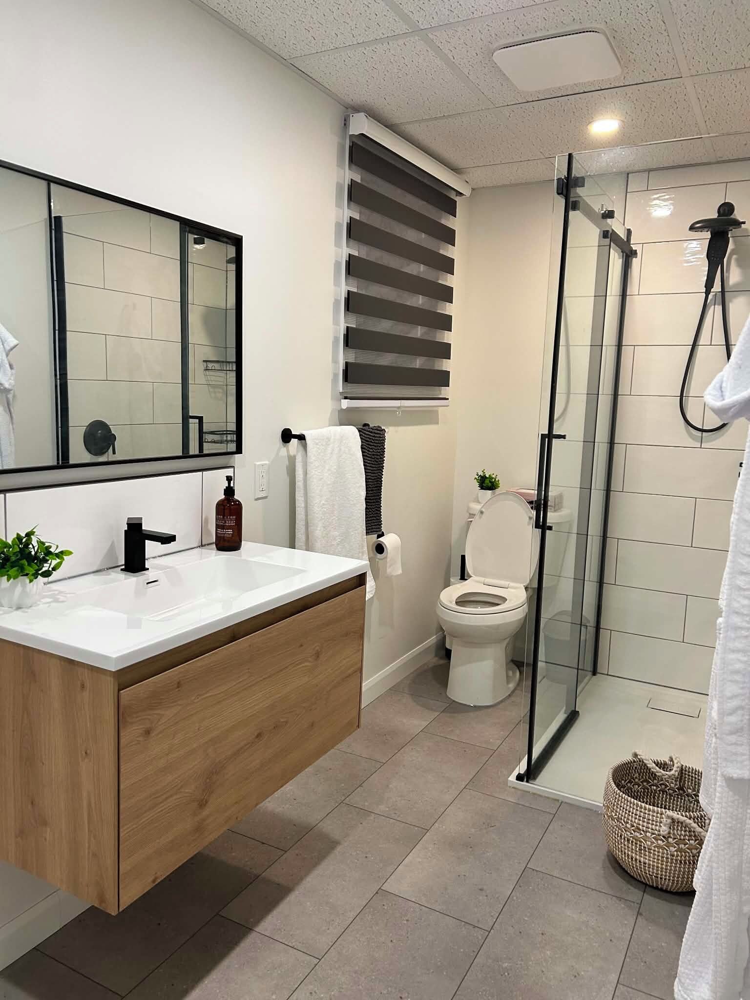 Douche, sèche-cheveux, serviettes fournies, savon
