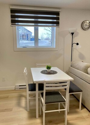 Dining - Large, modern and comfortable private room (Rimouski)