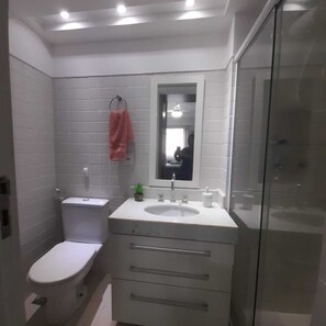Secador de cabelo, toalhas de banho, sabonete, papel higiênico
