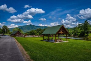 Property grounds - Smoky Mountain Paradise - Hot Tub Time, Firelit Sips, Game Nights & Summer Swims (Sevierville)