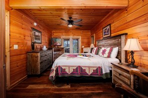 5 bedrooms, free WiFi, bed sheets - Inspiration Point - Fireside Pet Snuggles, Hot Tub Soaks & Game Nights (Sevierville)