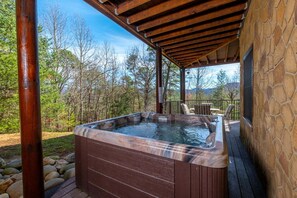 Outdoor spa tub - Inspiration Point - Fireside Pet Snuggles, Hot Tub Soaks & Game Nights (Sevierville)