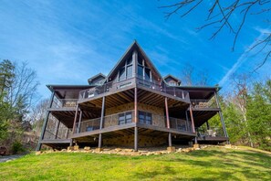 Exterior - Inspiration Point - Fireside Pet Snuggles, Hot Tub Soaks & Game Nights (Sevierville)