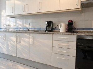 Fridge, microwave, oven - House with garden, steps from the beach (Palamós)