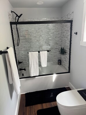 Bidet, serviettes fournies, savon, papier de toilette