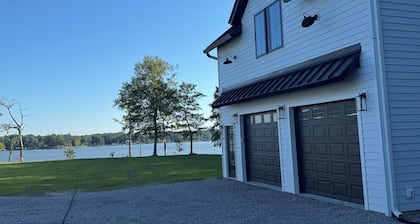 Charming new in 2026 private apartment on the water in lovely Edenton.