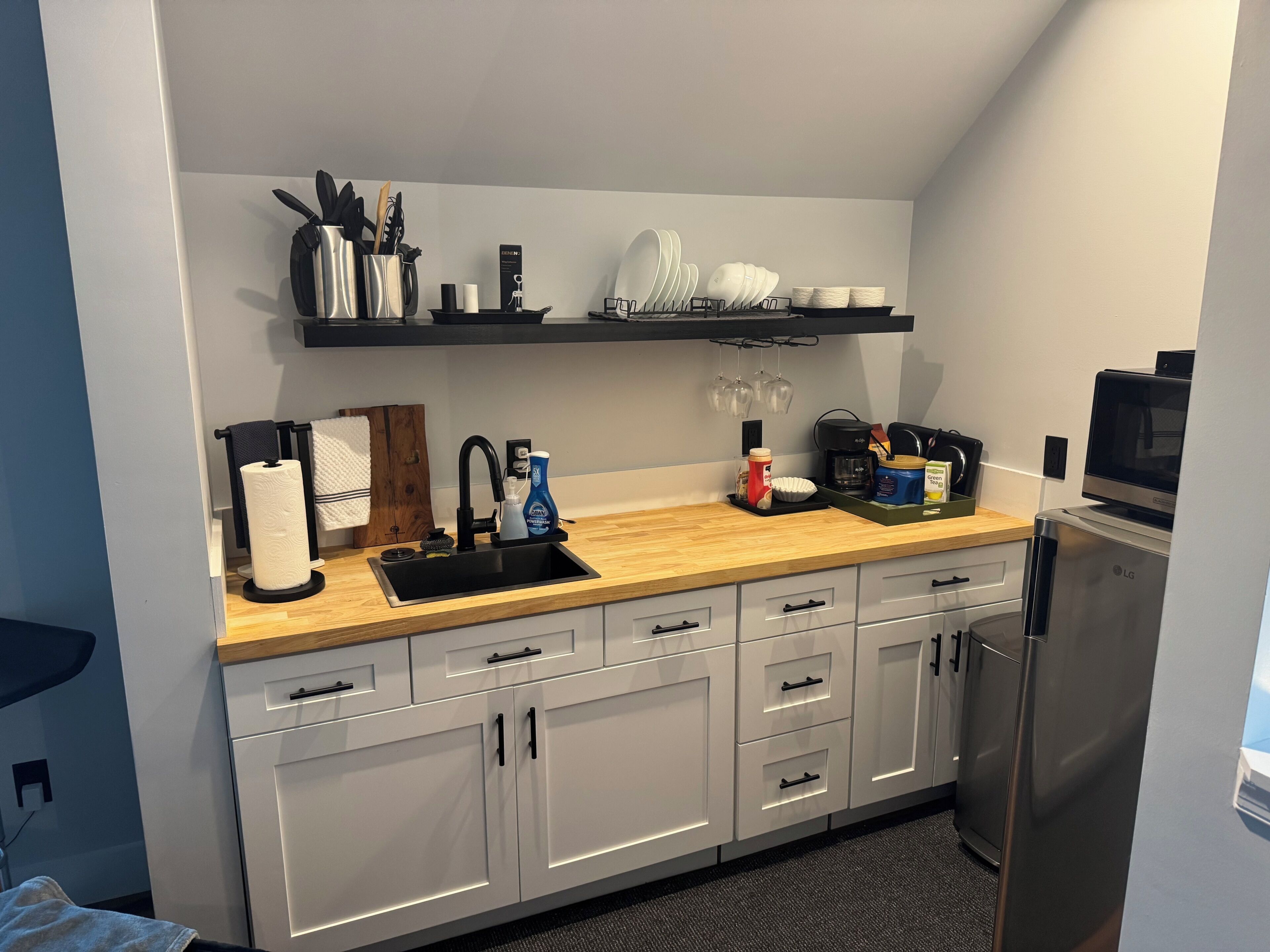 Kaffe-/temaskine, køleskab, mikrobølgeovn, kogeplade