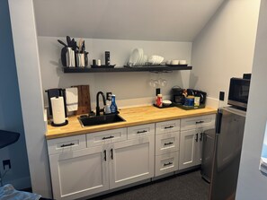Wasserkocher mit Kaffee-/Teezubehör, Kühlschrank, Mikrowelle, Herdplatte