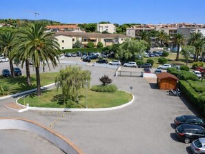 A parking lot with cars, a small shed, and a curved road. - Apartment with elevator, spectacular view (Palamós)