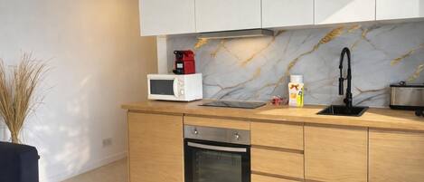 Kühlschrank, Mikrowelle, Ofen, Geschirrspüler