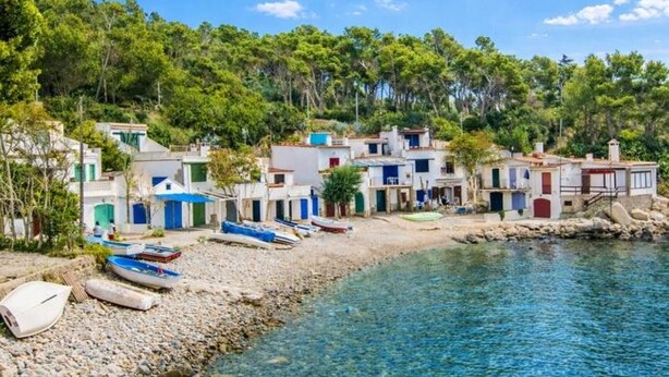 A coastal village with traditional buildings, boats on the shore, and a clear blue sky. - Family home 50m from the beach - 8 guests (Palamós)