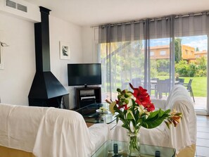 TV, fireplace - Family home 50m from the beach - 8 guests (Palamós)