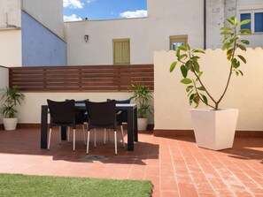 Outdoor dining - Spacious apartment in the heart of Palamós (Palamós)