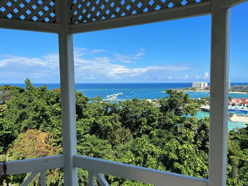 Lovely 1-bedroom Super Studio with AC in charming Ocho Rios's, Jamaica St Ann.