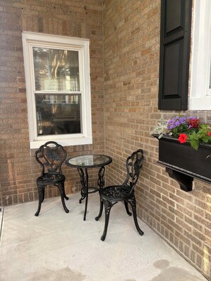 Outdoor dining - Boutique Beach House in Atlantic City - Quiet South Side, Walk to Beach (Atlantic City)