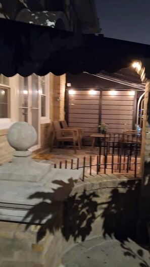Outdoor dining - Boutique Beach House in Atlantic City - Quiet South Side, Walk to Beach (Atlantic City)