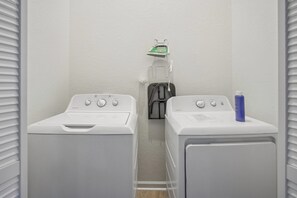 Laundry room - Elegant 4br/3ba Gem Near Downtown & The Alamo (San Antonio)