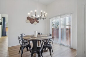 Huis (4 Bedrooms) | Dineerruimte