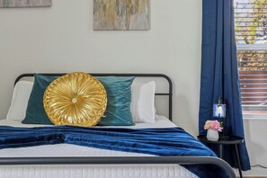 House (4 Bedrooms) - Elegant 4br/3ba Gem Near Downtown & The Alamo (San Antonio)