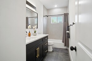 Apartment (3 Bedrooms) | Interior - Stylish Downtown Retreat Near the Alamodome (San Antonio)