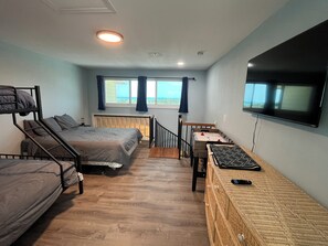 Room - NEW Renovation OCEAN VIEW CONDO, 3 min. walk from beach, POOL and FERRY included (Placida)