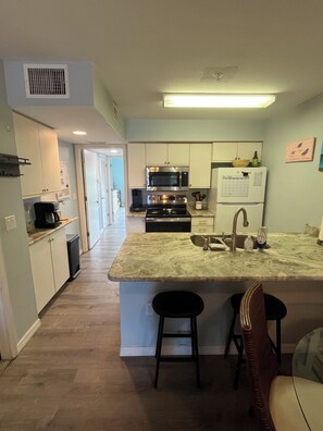 Private kitchen - NEW Renovation OCEAN VIEW CONDO, 3 min. walk from beach, POOL and FERRY included (Placida)