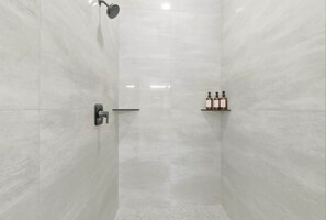 Shower - Ventus Residences 4 King Suites The Overlook (Tampa)