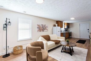 Living area - Gold Mine Retreat Hot Tub, Sauna & Fireplace (Dallas)