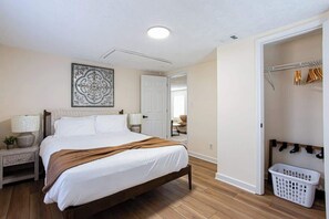 Room - Gold Mine Retreat Hot Tub, Sauna & Fireplace (Dallas)