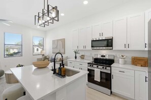 Private kitchen - Ventus Residences  4 King Suites  The Bayside (Tampa)