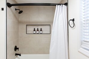 Ducha, secador de pelo y champú