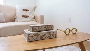 Un tavolo di legno con due scatole decorative e una coppia di occhiali.