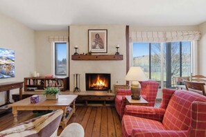 Smart TV, fireplace - Wildflower Stay | Walk to Lodge + Resort Life (Sun Valley)