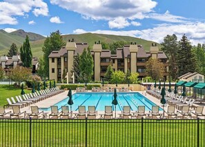 A heated pool - Wildflower Stay | Walk to Lodge + Resort Life (Sun Valley)
