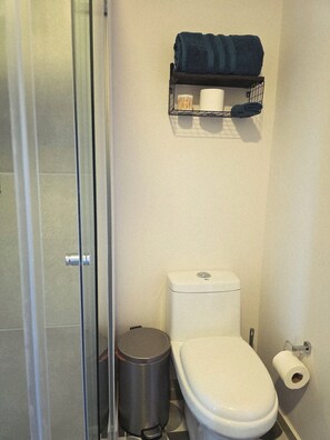 Hair dryer, towels, soap, shampoo - LUMEN - Loft Modern Downtown GDL | Gym & Coworking (Guadalajara)