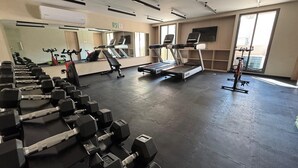 A gym with treadmills, dumbbells, and exercise equipment. - LUMEN - Loft Modern Downtown GDL | Gym & Coworking (Guadalajara)