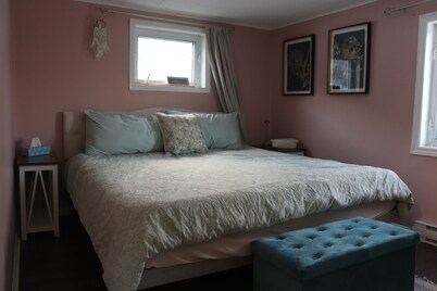 The soulful place-colorful self retreat, meditation&art room, family ideal!